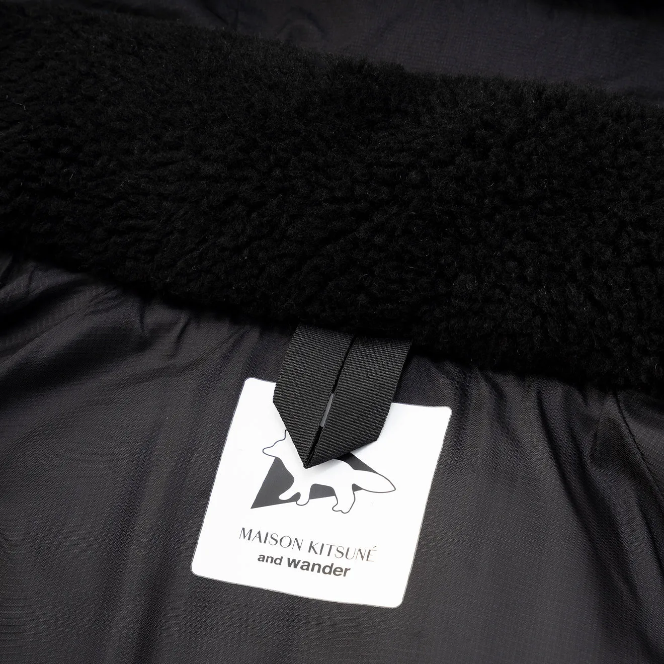 And Wander x Maison Kitsune Isolationsjacke Schwarz