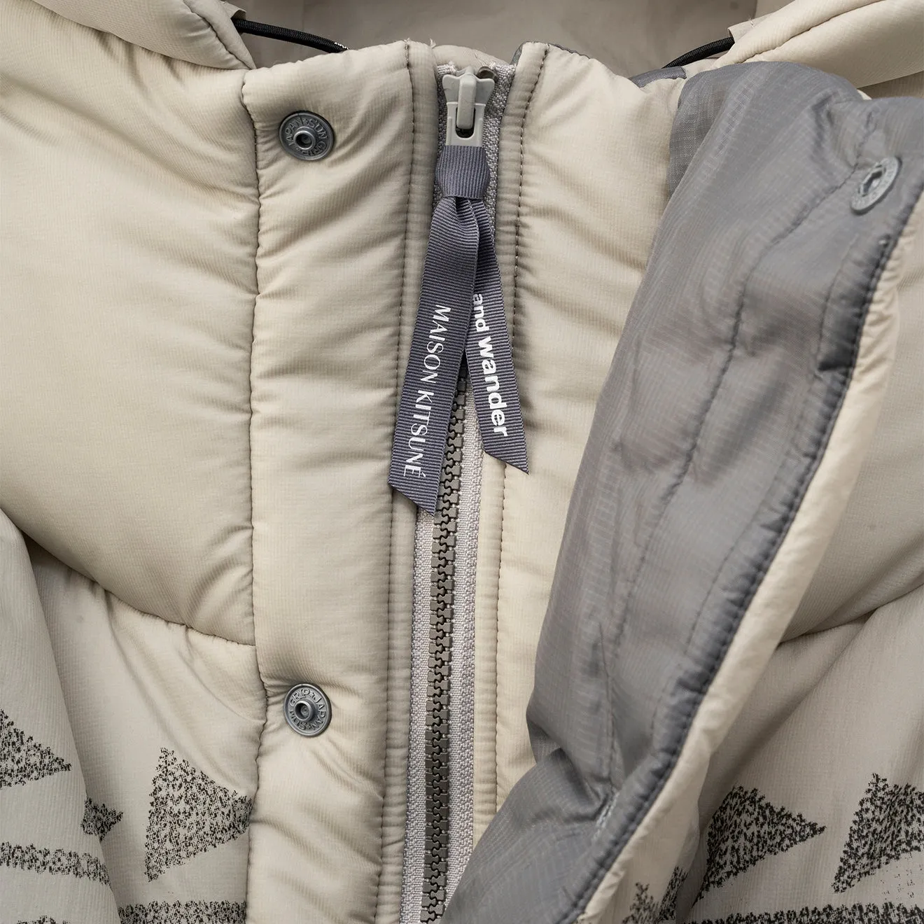 And Wander x Maison Kitsune Nordic Border Isolationsjacke Beige