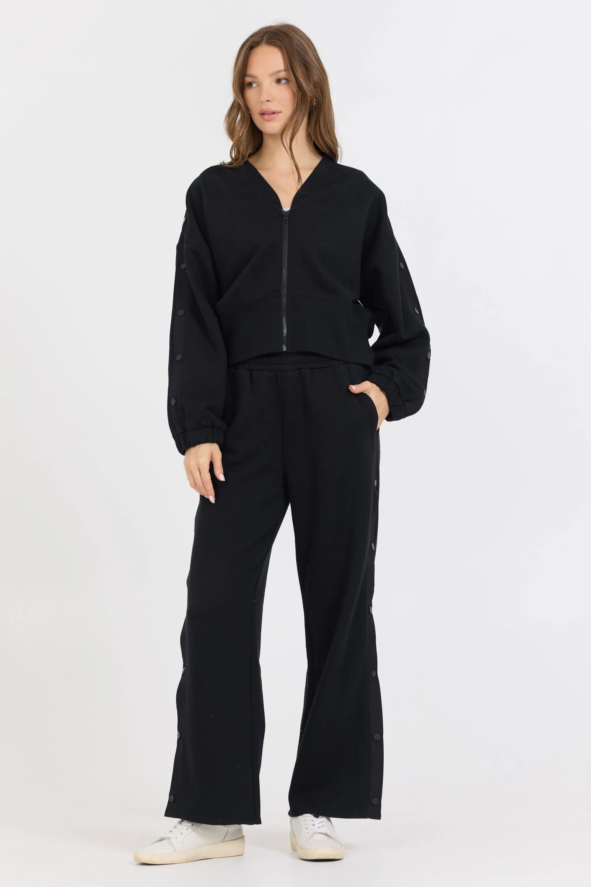 Schwarze gebürstete Fleece-Jacke mit Reißverschluss und Knöpfen an den Ärmeln