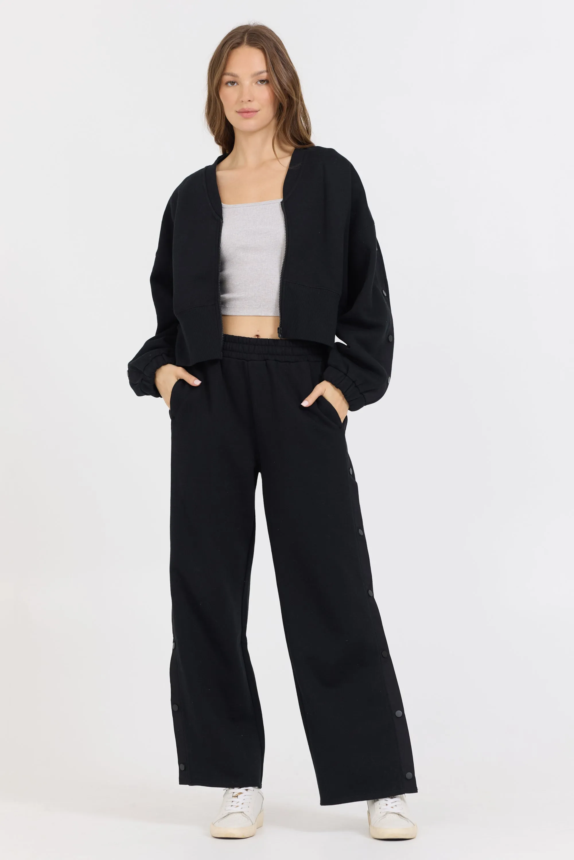 Schwarze gebürstete Fleece-Jacke mit Reißverschluss und Knöpfen an den Ärmeln