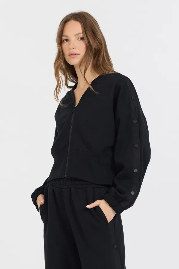 Schwarze gebürstete Fleece-Jacke mit Reißverschluss und Knöpfen an den Ärmeln