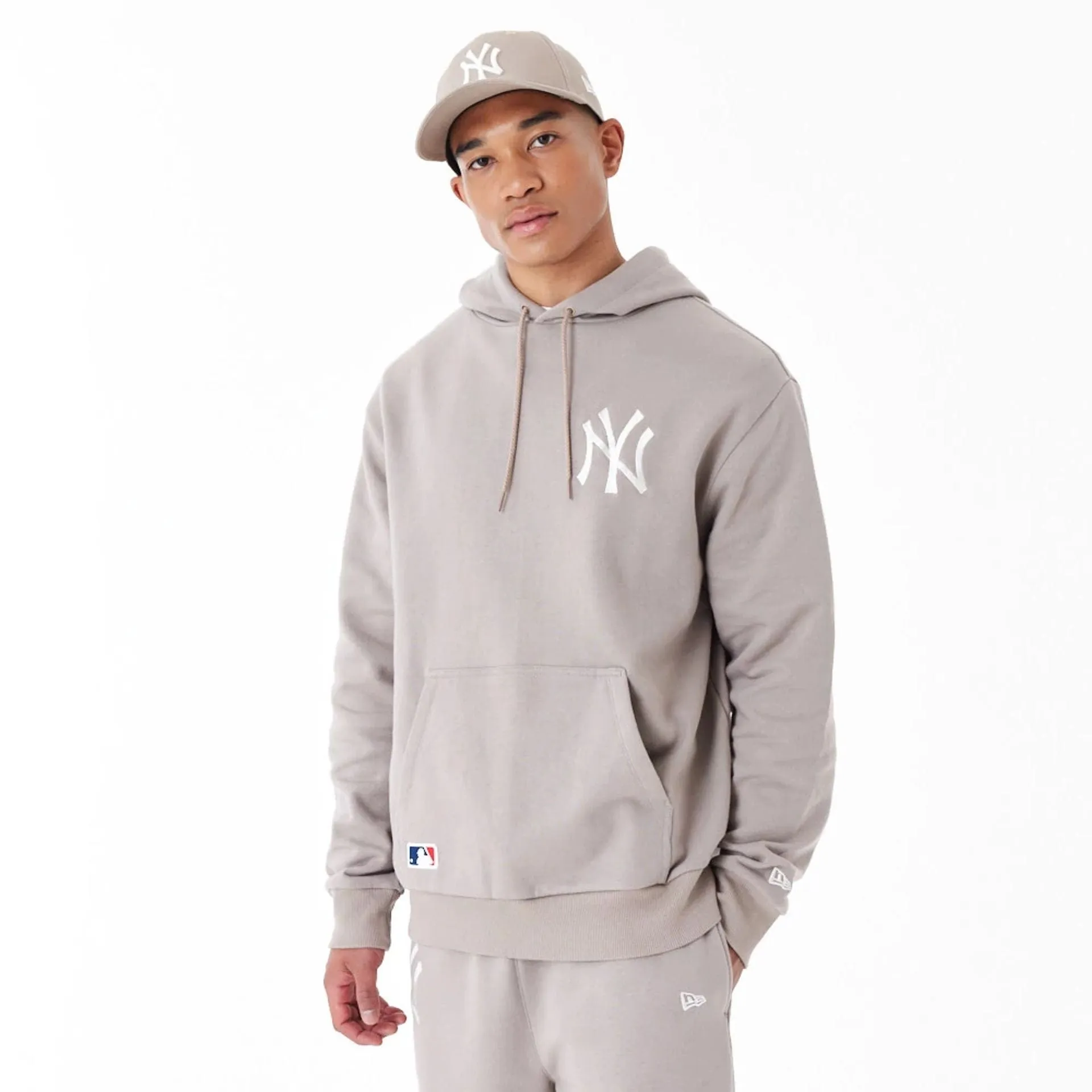 New Era Sweatshirts und Hoodies New York Yankees League Essential Beige Übergroßer Pullover Hoodie