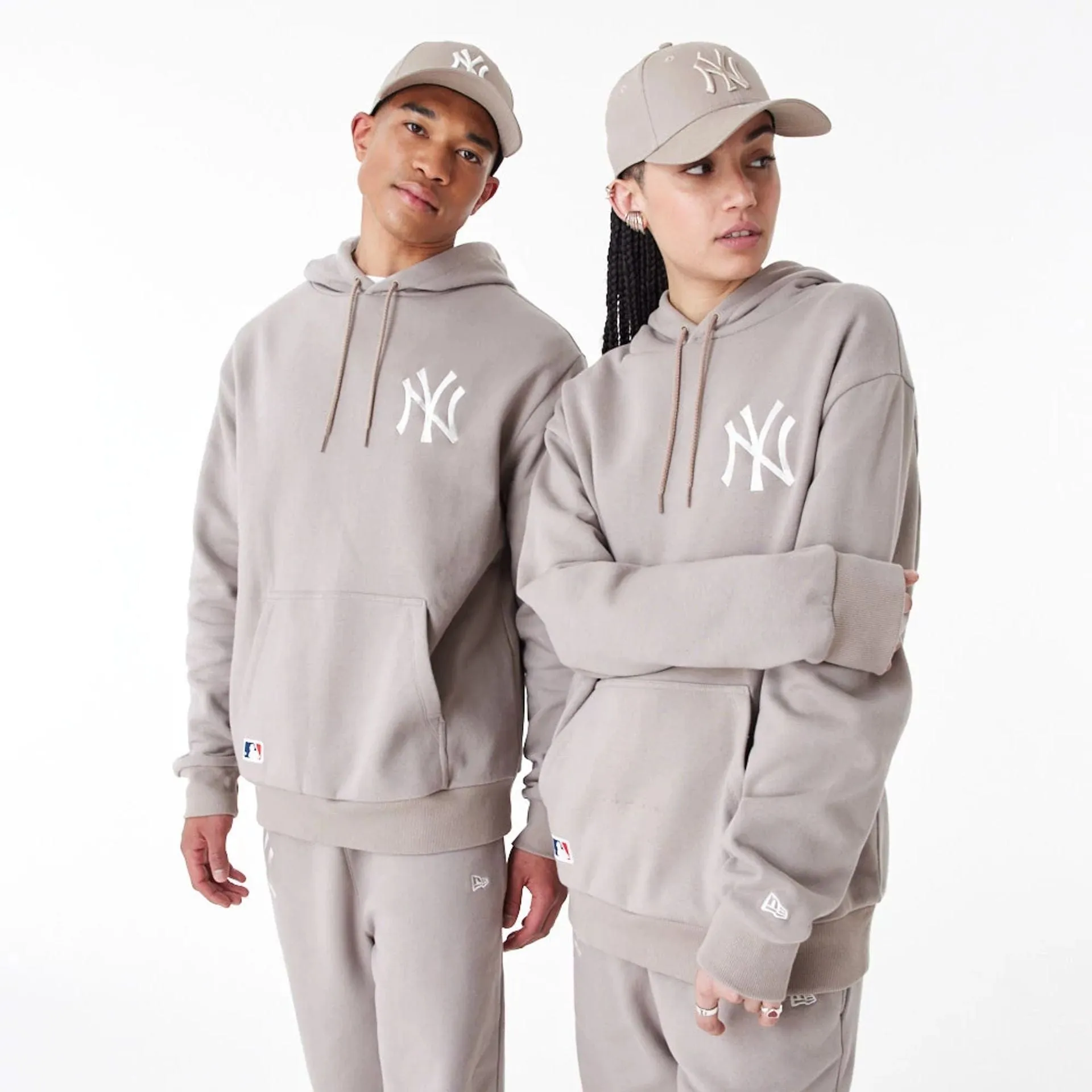 New Era Sweatshirts und Hoodies New York Yankees League Essential Beige Übergroßer Pullover Hoodie