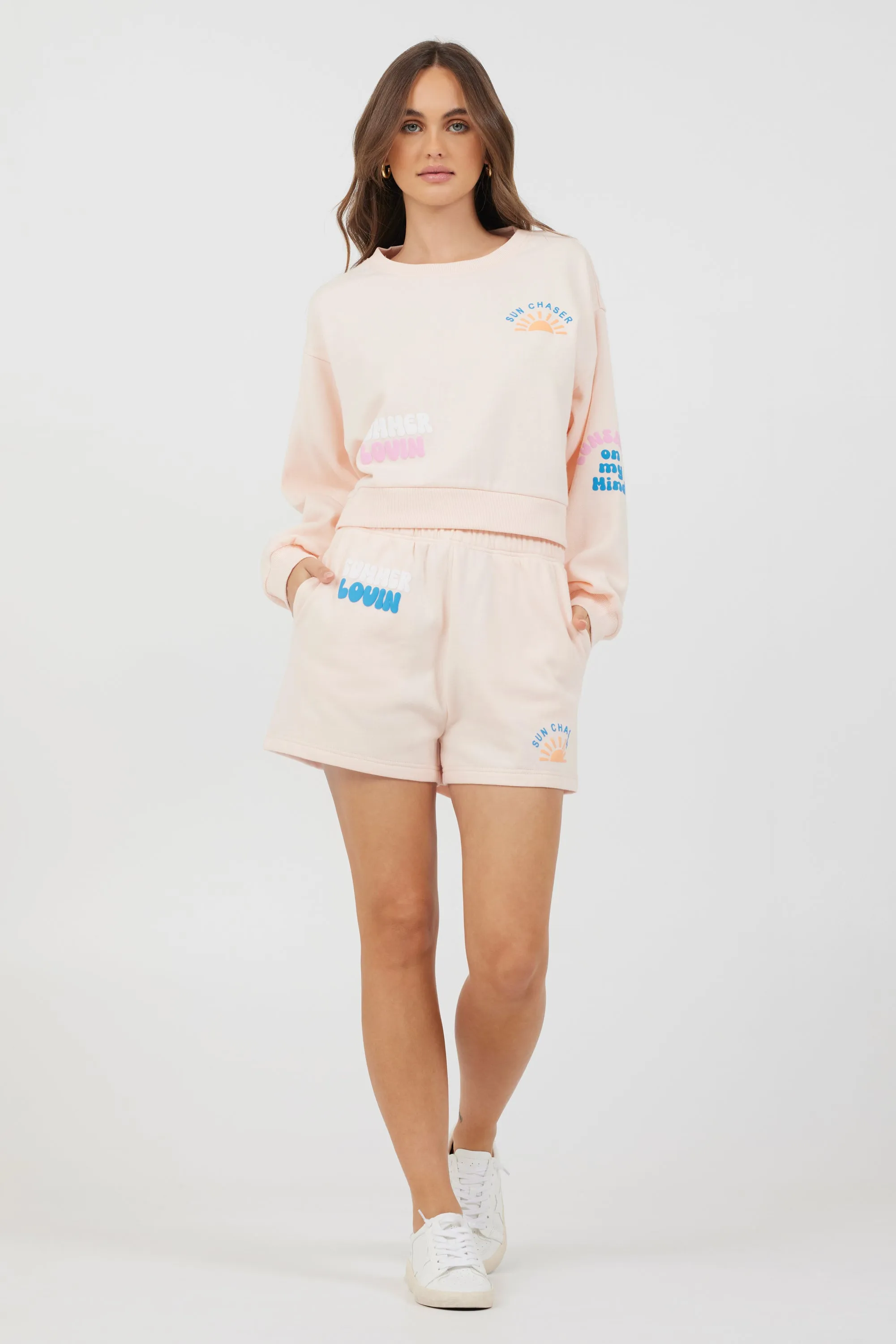 Pfirsich-Parfait mit Multi-Puff-Print Surf-Wash Crewneck